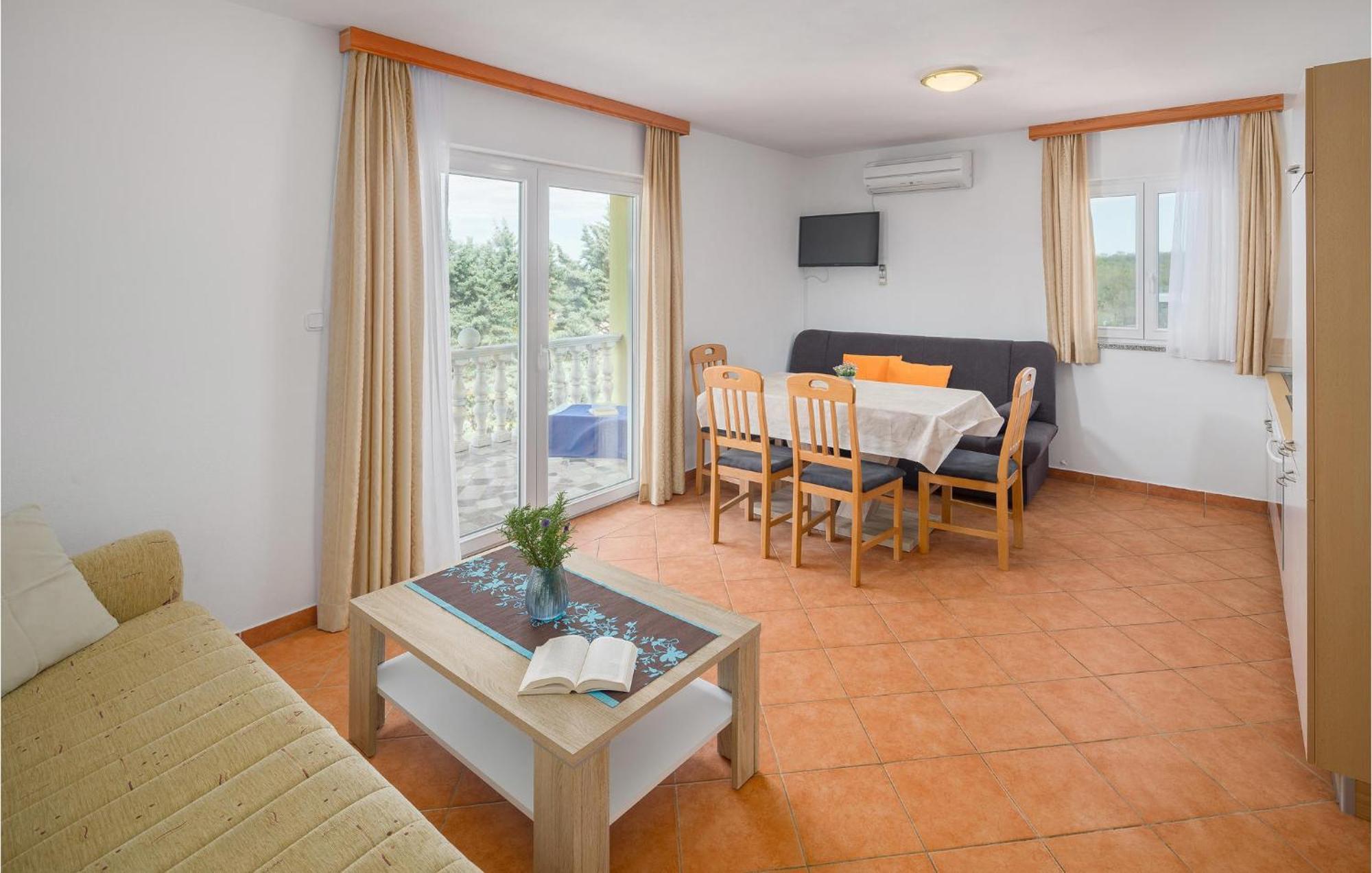 1 Bedroom Beautiful Apartment In Poreč Exterior foto